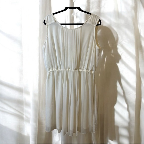 Dress Barn Elegant White Sleeveless Dress With Pleats and Cream Color Belt - Picture 2 of 8